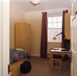 Single room in a 2 or 3 bedroom apartment, Trinity College.